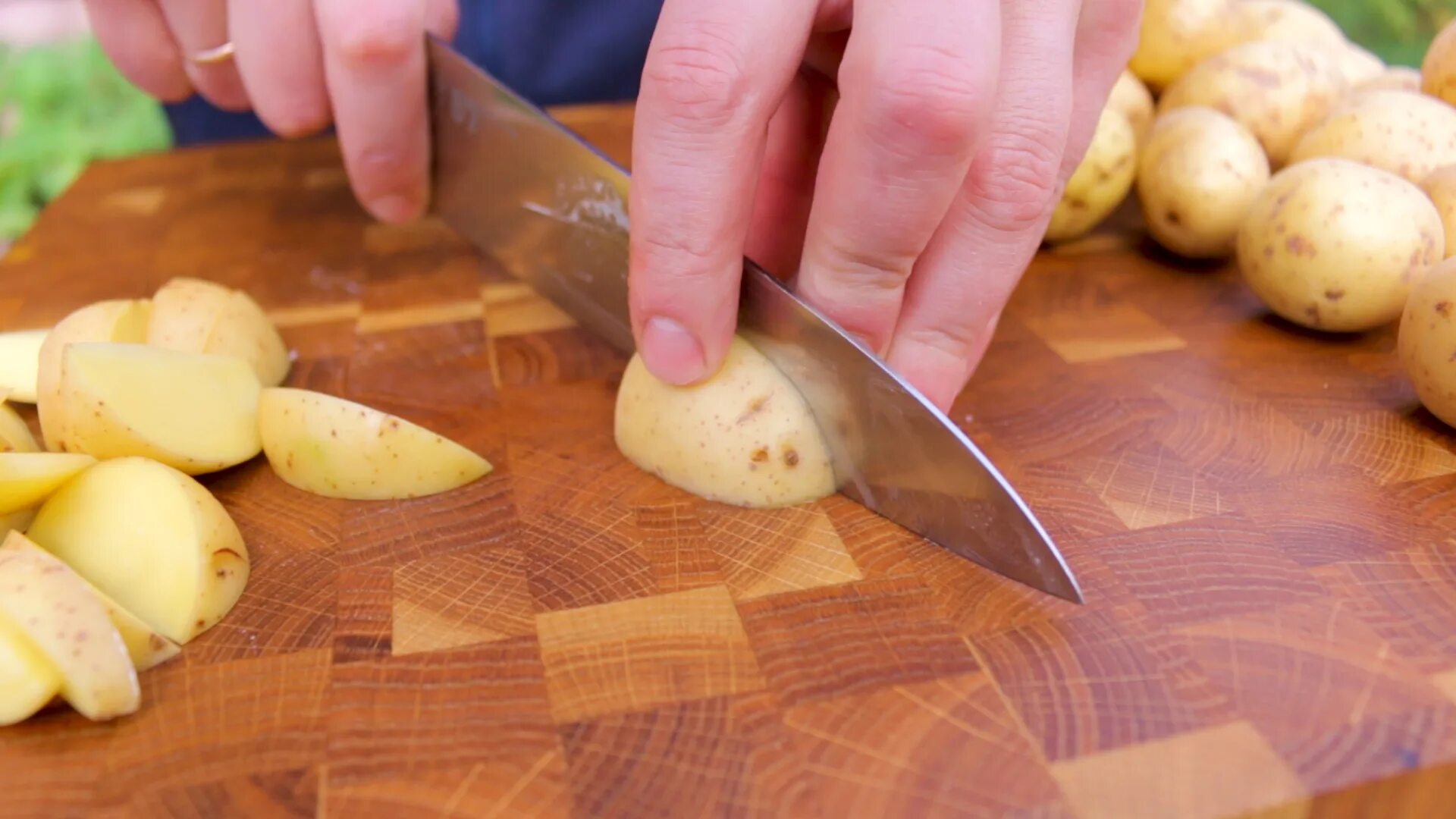 Сколько делать картошку. Нарезка картофеля ломтиками. Порезать картофель дольками. Картошка нарезанная дольками. Нарезка картошки для жарки.