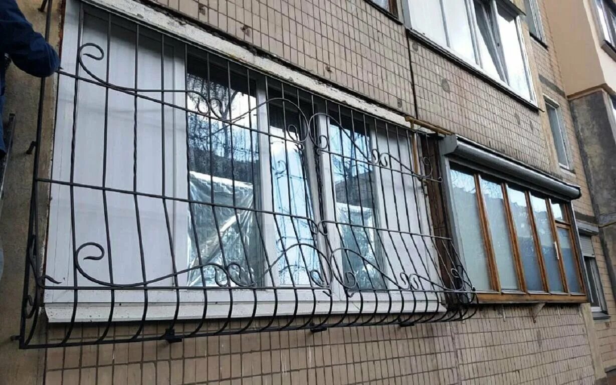Замена решетки на стекло на балконе. Балконы. Решетка на лоджию 6 метров. Решетки на окна. Замена решетки на стекло на балконе.