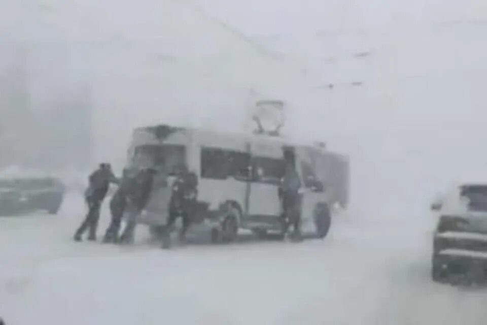 30.12 2014 г. Автобус застрял в снегу. Автобус застрял в рыхлом снегу. Нефтеюганск сугробы толкают автобус. 96 Маршрутка Ульяновск.