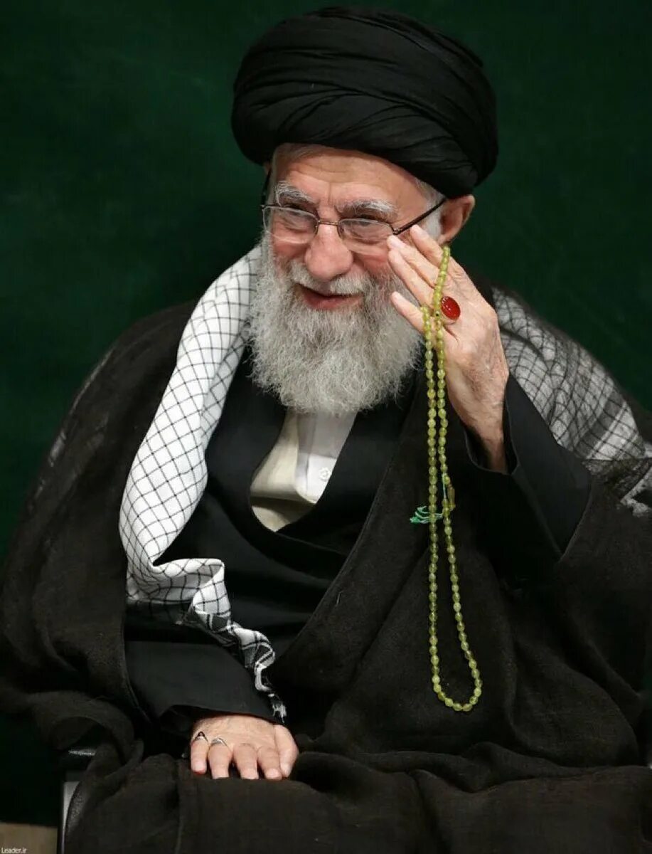 Имам что это. Аятолла Хальхали. Имам Хаменеи. 12 Имамов шиитов. Имам Хаменеи намаз.