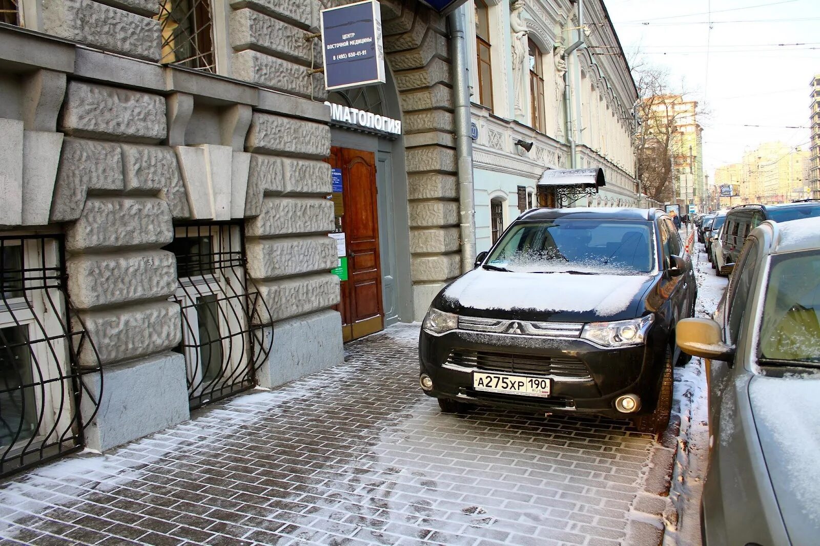 Парковка на тротуаре. Автомобили припаркованные на тротуарах. Машина припаркована на тротуаре. Тротуар парковка машины.