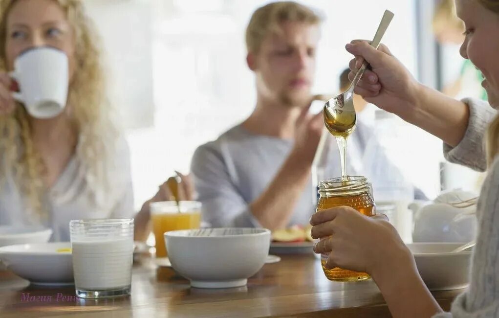 Ешь пей мед. Человек ест мед. Кушает мед. Семья ест мед.