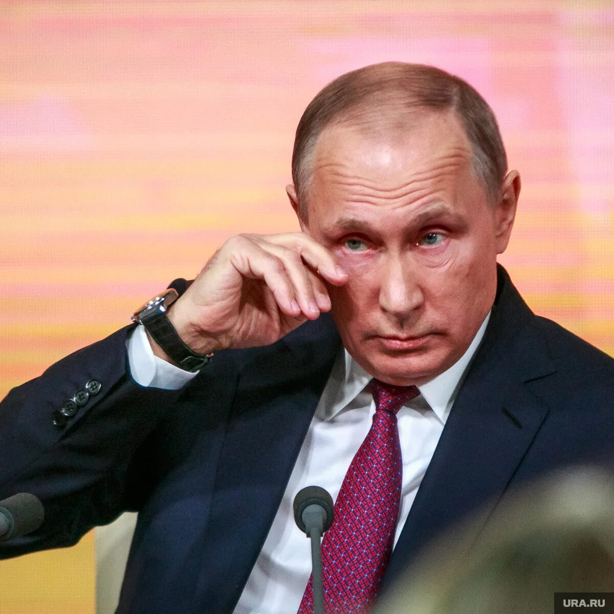 око политики