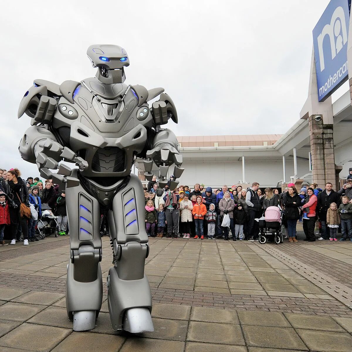 Где робот танцует. Робот Титан. Огромный робот. Титановой робот. Сильный робот.