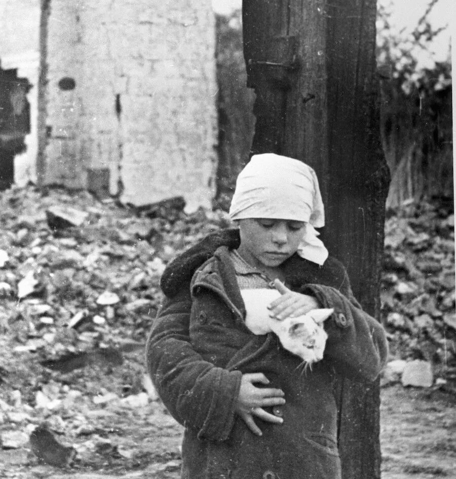 Мальчик вов. Дети из блокадного Ленинграда. Дети войны фотографии военных лет 1941-1945. Фотохроника ВОВ 1941-1945 дети. Девочка война