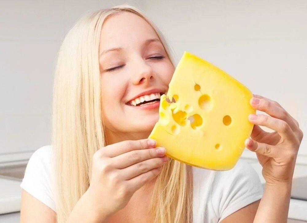 Съела на ночь сыр. Девушка ест кусочек сыра. Сырная девушка. Девушка с кусочком сыра. Женщина с тарелкой сыра.