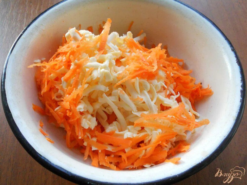 Салат из моркови и плавленного сырка. Салат из морковки свежей плавленным сырком. Отварная морковь с плавленным сыром. Салат из моркови с плавленным сыром Виола.