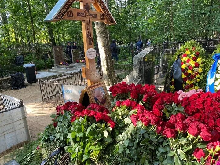 Пороховское кладбище могила пригожина. Пороховское кладбище. Пороховское кладбище санкт-петербург. Пороховское кладбище пригожин. Пригожин похоронен на кладбище.