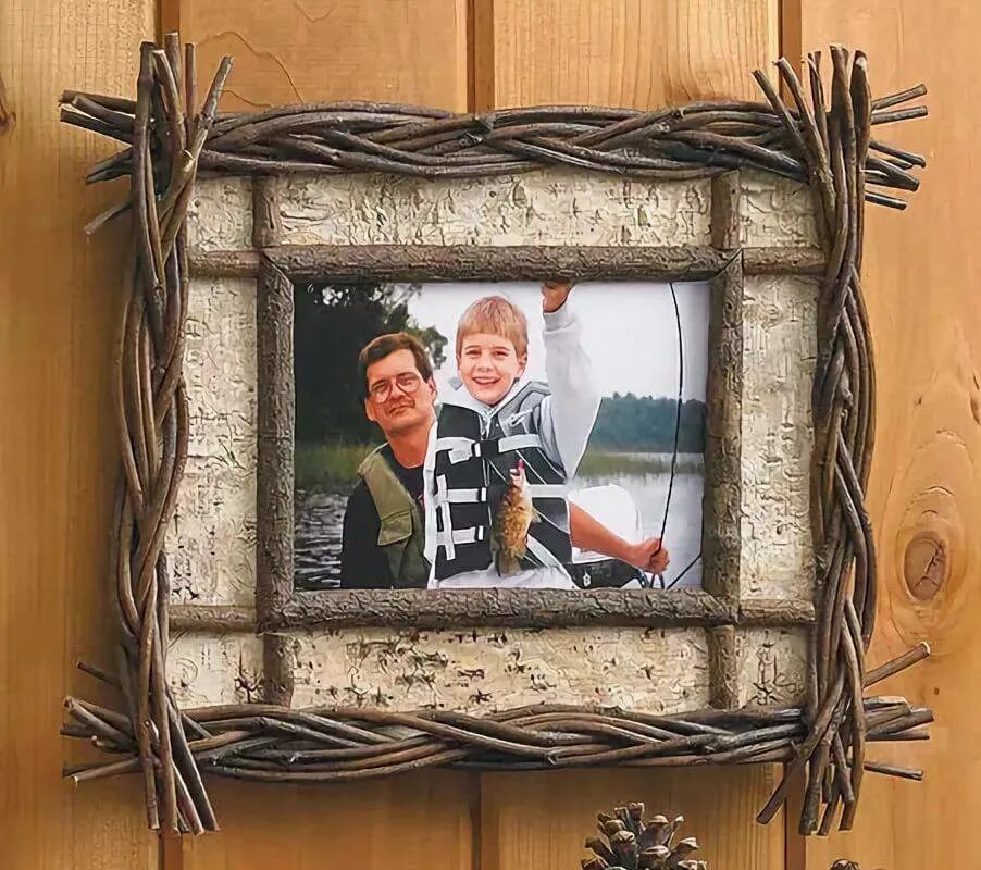 Необычные рамки своими руками из подручных материалов. Оригинальный декор рамки. Фоторамка из веток. Оригинальные фоторамки. Необычные рамки для картин.