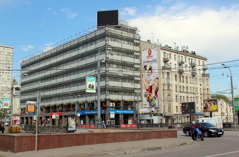 Часы в нью йорке. Новый арбат 36/9 правительство москвы. Апарт-отель новый арбат 10. Часы на столбе. Г.