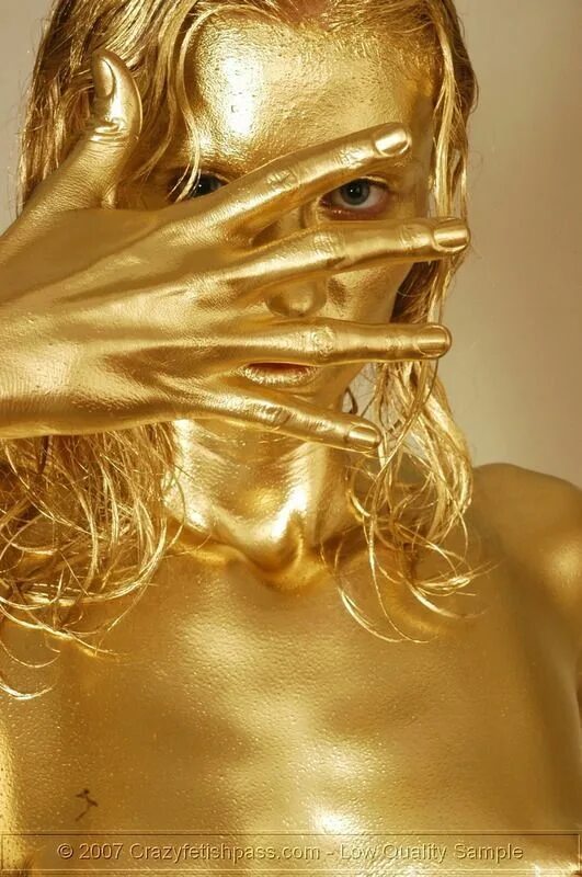 Золотая девушка. Девушка в золоте. Женщина в золотой краске. Золотая кожа человека.