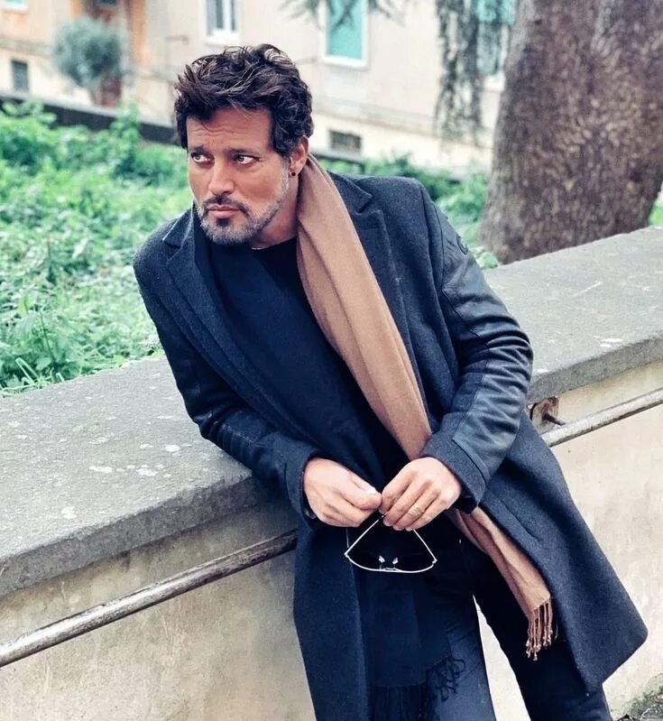 Дэвид ганди в пальто. Костюм мужской. Тео теодоридис. Свадебный костюм. Черный итальянец.