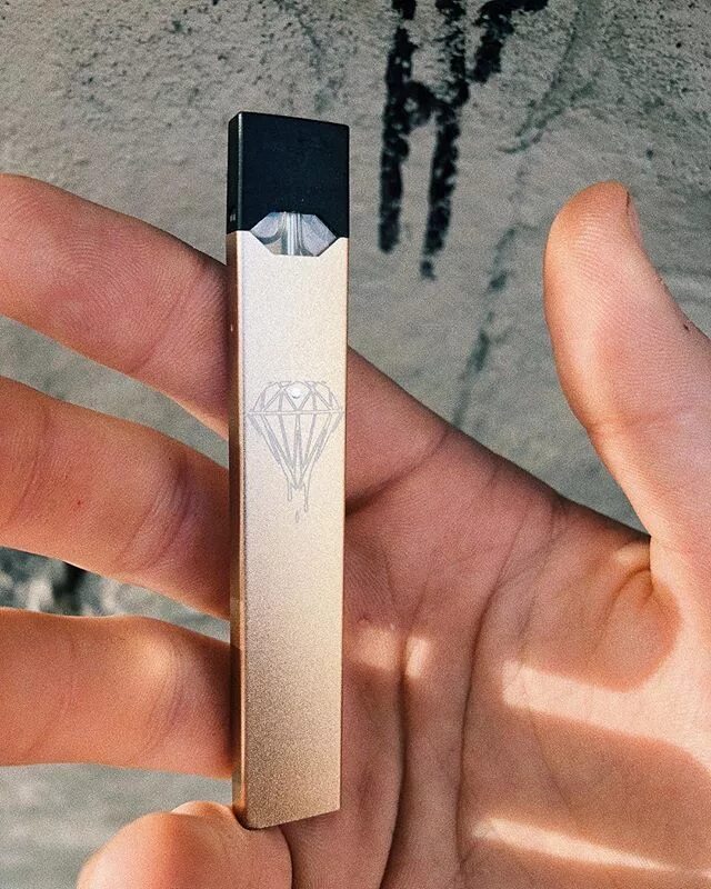Кастомный Juul. Гравировка на Juul. Вейп Juul. Курительная сигарета Juul