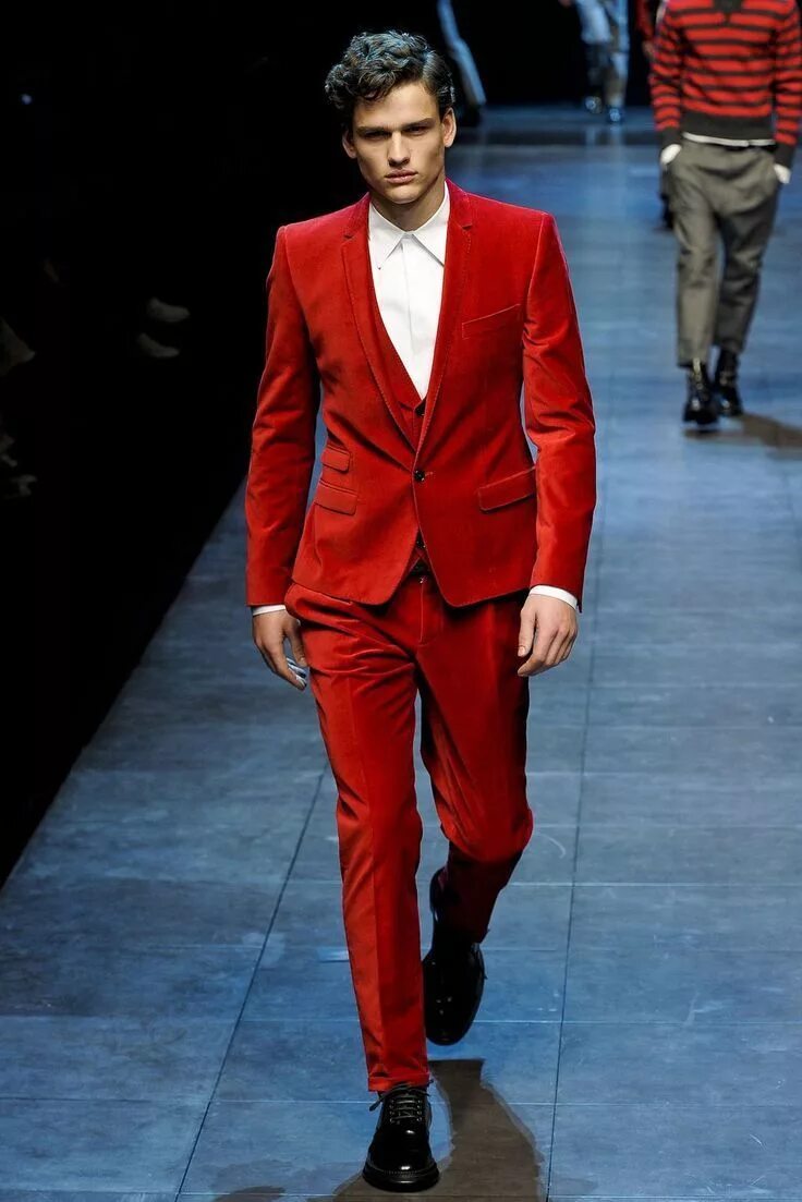 Купить красные мужской костюм. Дольче Габбана красный пиджак. Дольче Габбана красный костюм. Костюмы Дольче Габбана 2011. Dolce Gabbana 2023 man.