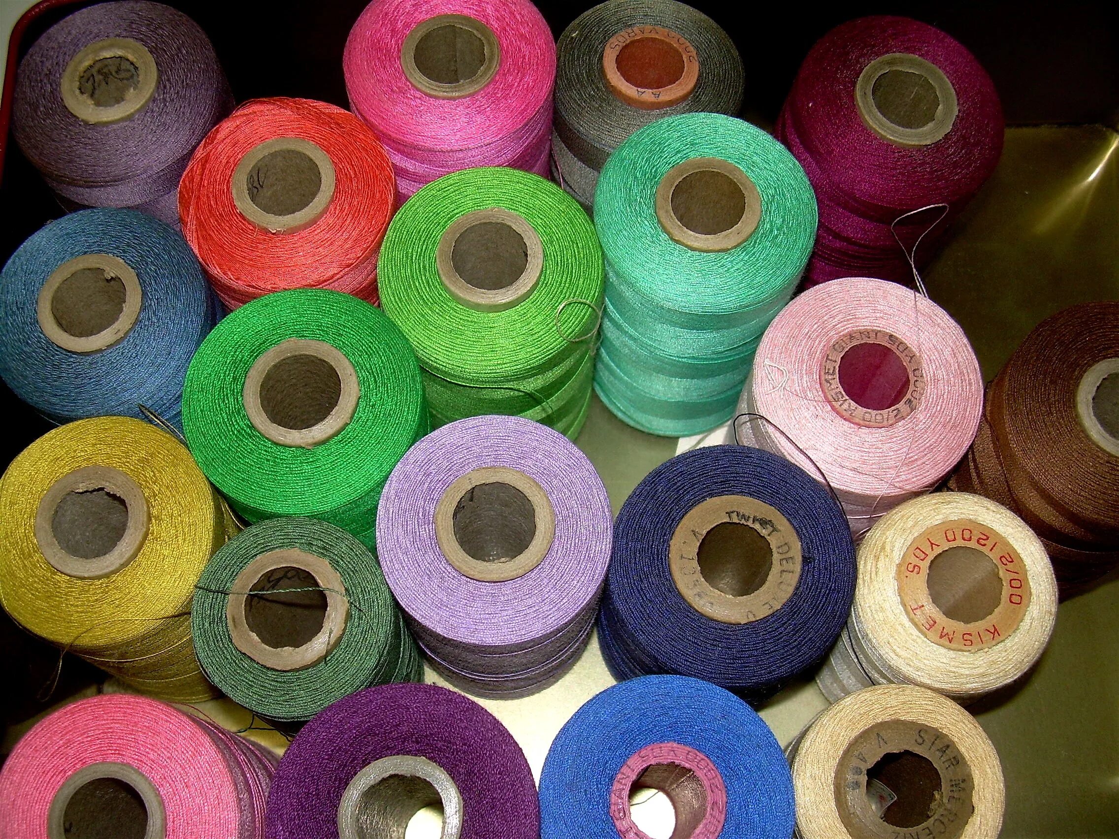 Современные нитки. Цветные нитки. Нитки Швейные. Разноцветные нитки для шитья.