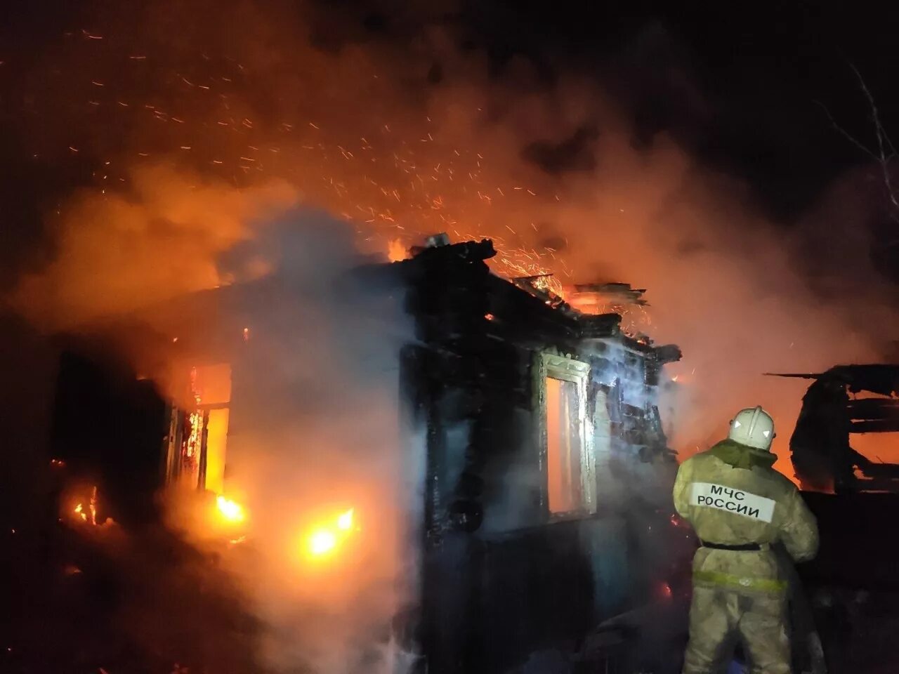 Пожар. Пожар в доме. Сгоревший дом. Пожар в частном доме. Покажи сгоревший дом