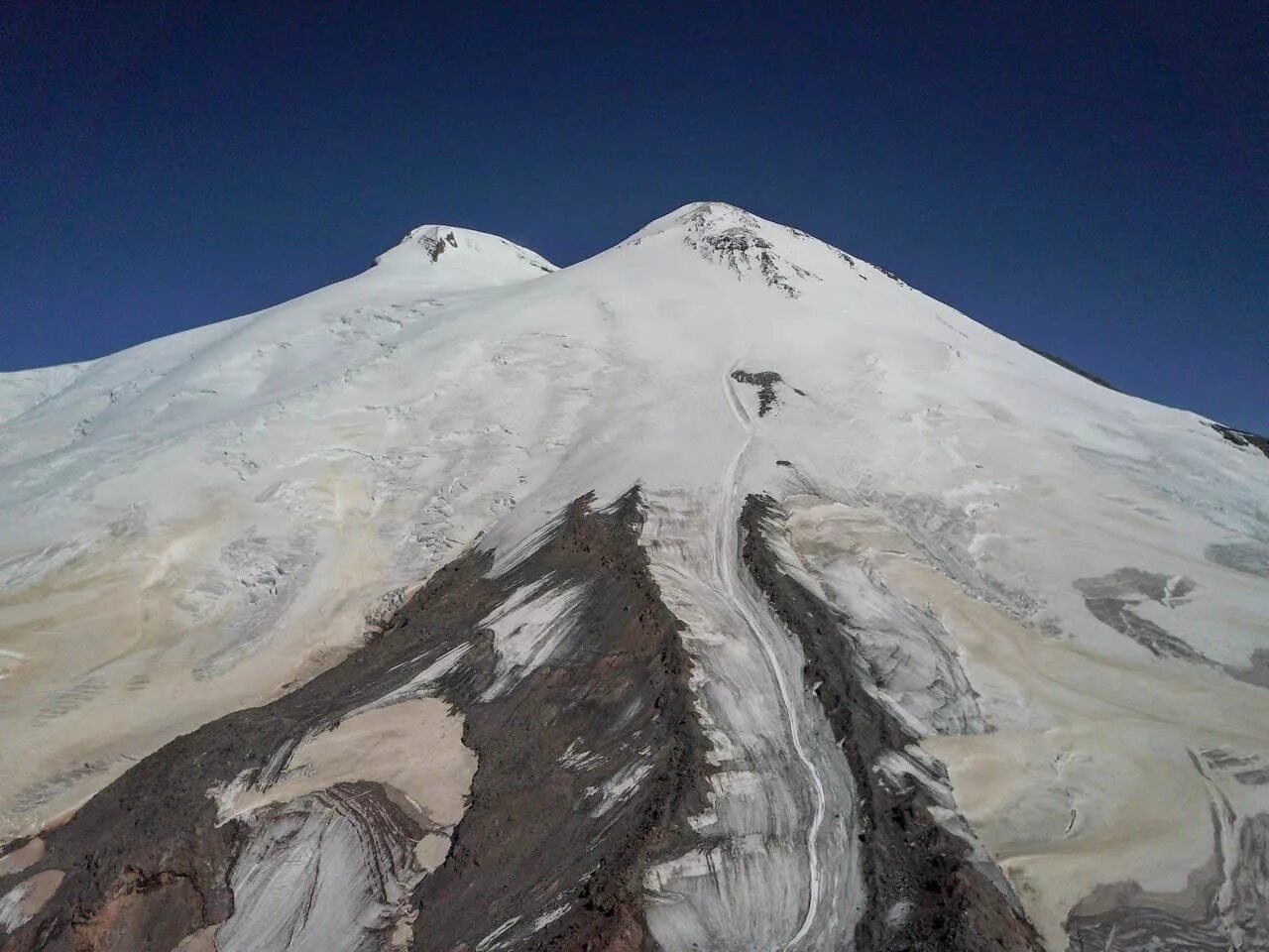 Эльбрус двуглавая вершина. Вершина Эльбруса 5642. Гора Эльбрус (5642 м) — высочайшая вершина России. Гора Эльбрус 5642 метра. Вулкан остров Эльбрус Тырныауз.