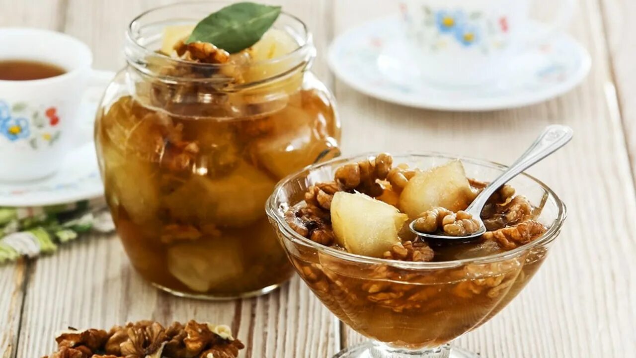 Варенье с орехами. Варенье из груш с изюмом и орехами. Варенье из груш и кедровых орех. Сухое варенье. Варенье из груши с грецким орехом.