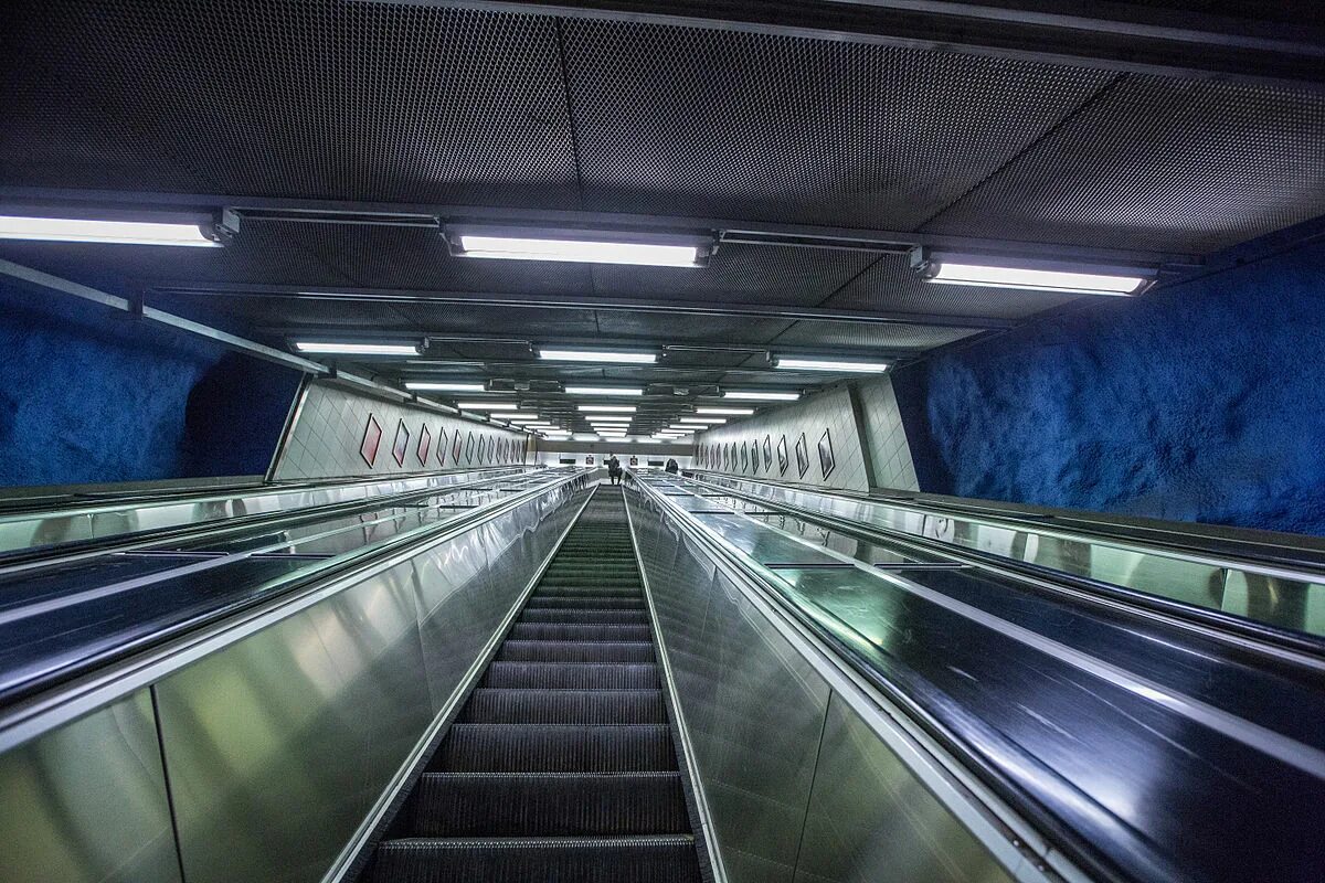 Метро Стокгольма t Centralen. T-Centralen Metro Station. Т-Сентрален, Стокгольм, Швеция. Наклонный лифт Стокгольмское метро. T me metro swaps