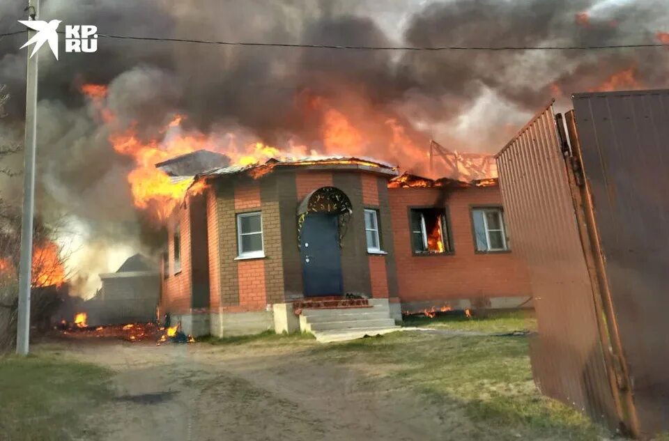 Пожар в Шумашь Рязань. Пожар в доме. Сгоревший дом. Пожар фото. Дом 02.03 2024 ночной