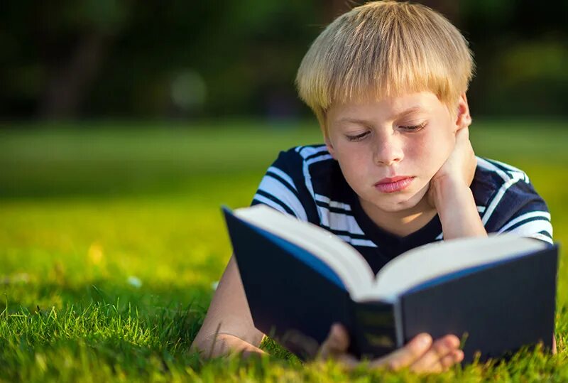 Чтение среди подростков. Книги для детей. Дети читают. Мальчик с книжкой. Книга для мальчиков.