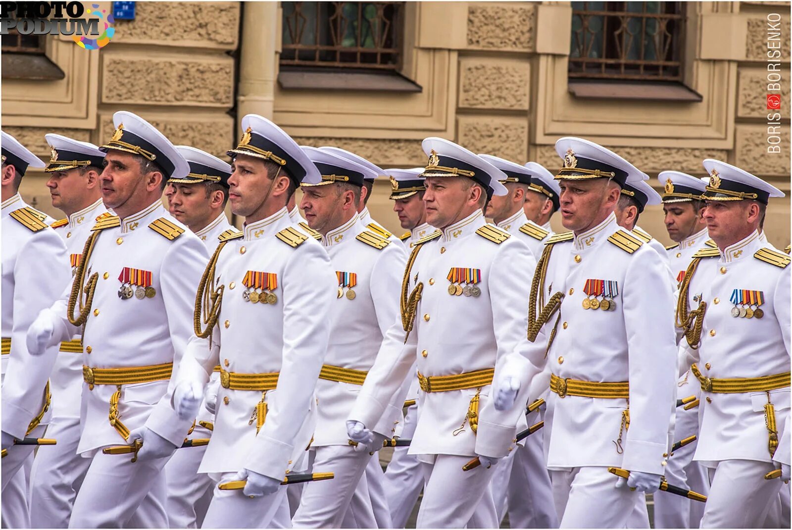 Офицер военно морского флота. Парадная форма офицеров ВМФ РФ. Парадная белая ВМФ офицеров РФ. Парадная форма офицера ВМФ. Белая парадка офицера ВМФ.