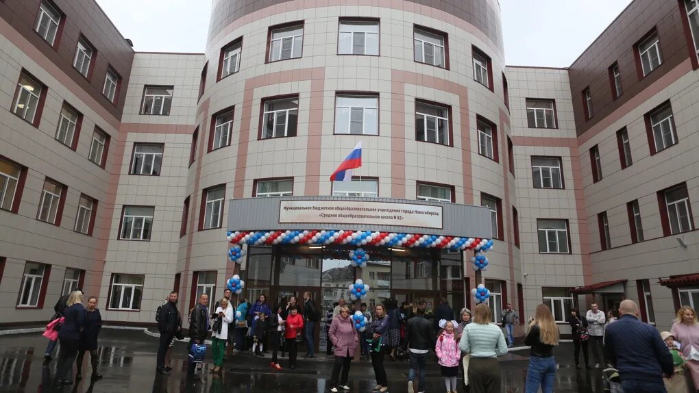 211 школа новосибирск родники. 215 школа новосибирск. Фото школ в новосибирске. Школа 155 новосибирск. Школа на чистой слободе новосибирск.