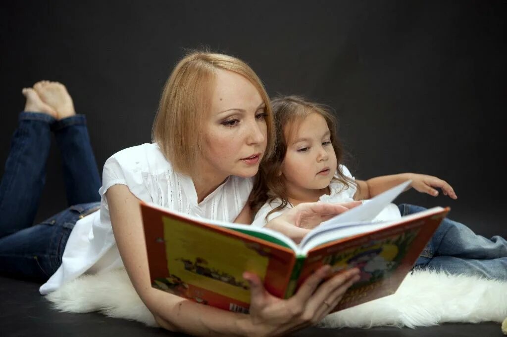 Дети книголюбы. Чтение для детей. Книжная иллюстрация. Дети книголюбы. Юный книголюб.