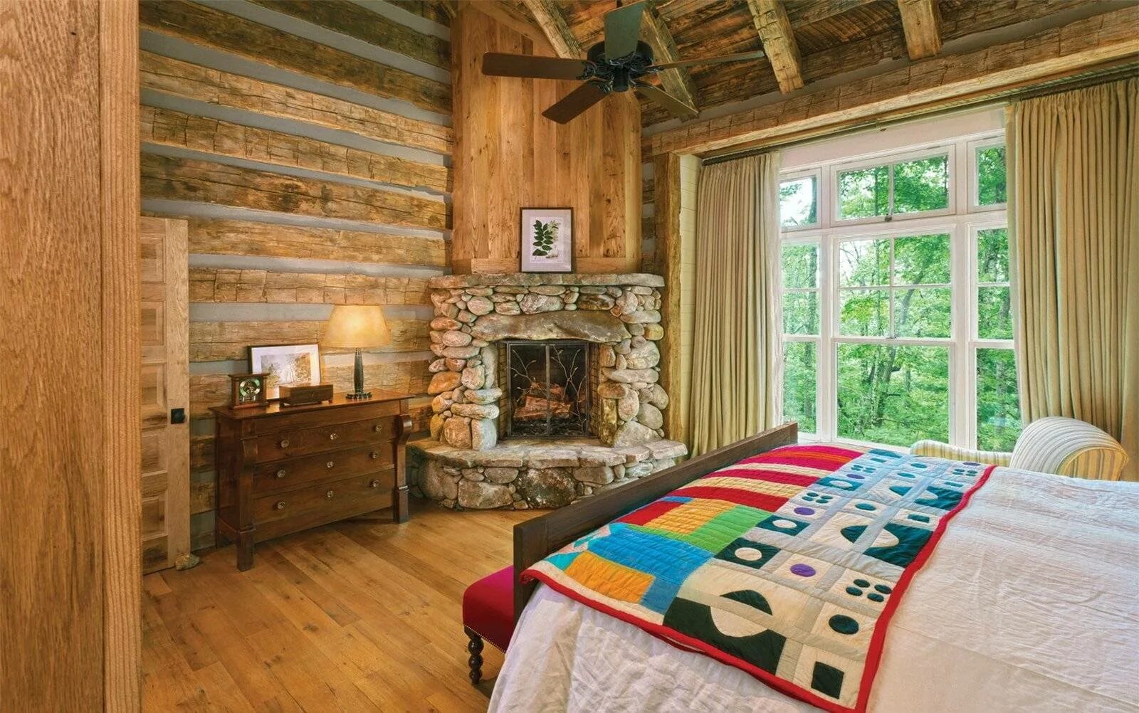 Деревенская комната. Комната в деревенском стиле. Спальня в деревенском стиле. Спальня в древеснос стиле. Уютная спальня в деревенском стиле.