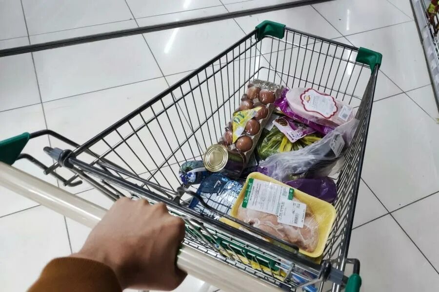 Товары подорожали. Подорожание продуктов. Россияне закупают продукты. Российская еда в магазинах. Товарами называют продукты