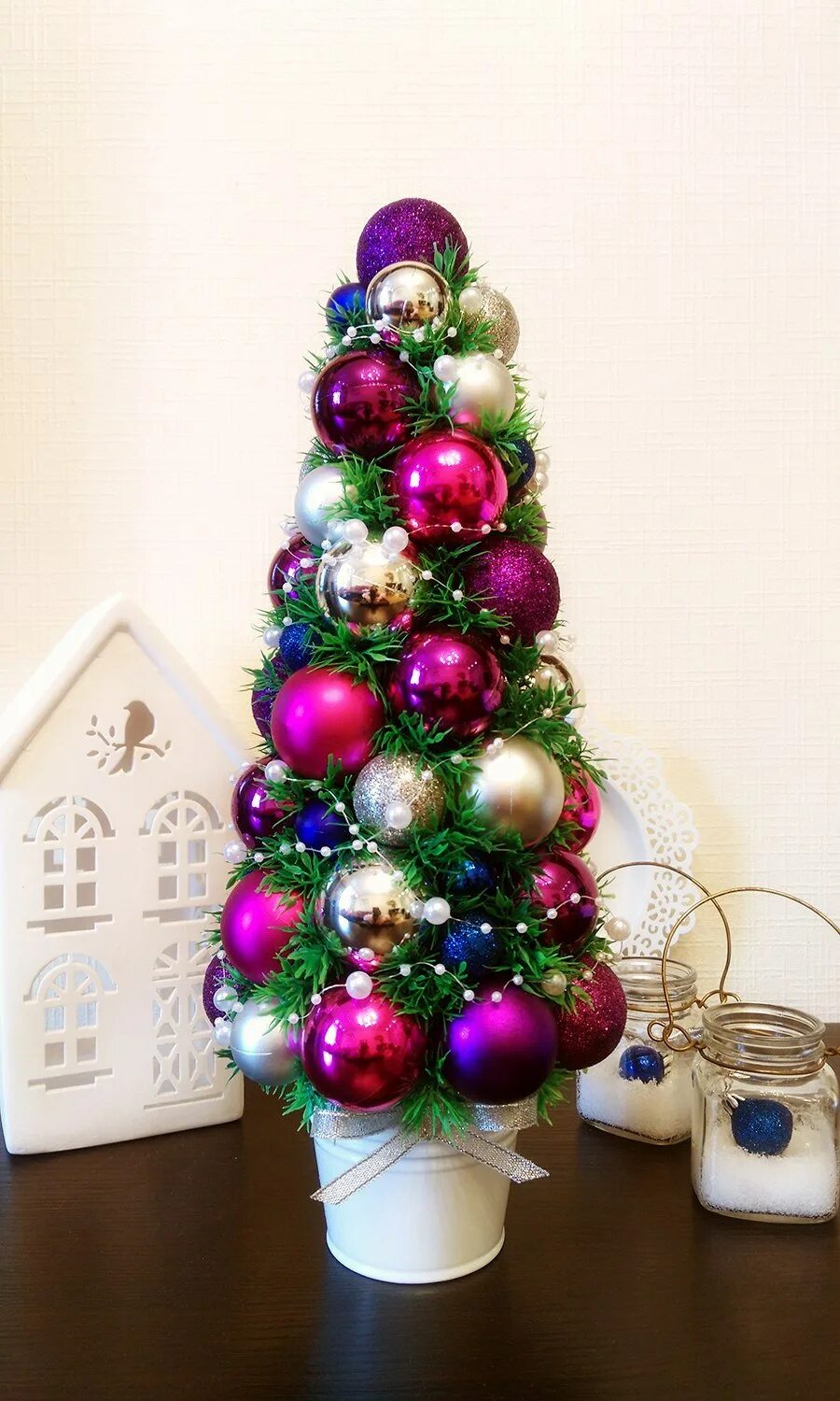 Елка из надувных шаров. Елка из воздушных шаров своими. Как сделать елку из мячей. Поделка елка. Елка из шаров елочных.