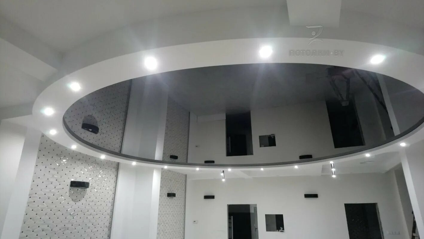 Потолок в спальне. Черный глянцевый натяжной потолок. Натянутый потолок. Потолок дабл вижн звездное небо. Установщик натяжных потолков.