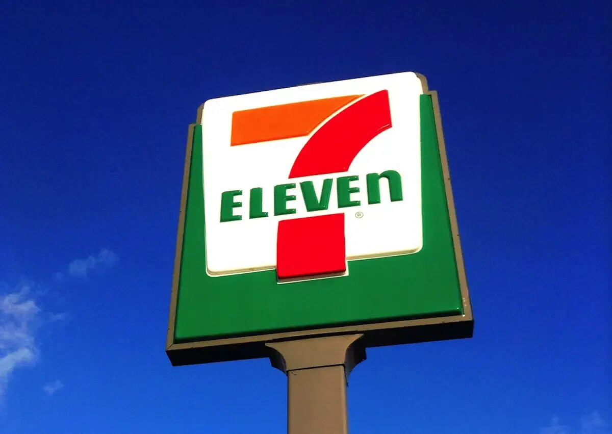 7 11 shop. Севен Элевен. Магазин 7/11 США. 7 Eleven США. Севен Элевен логотип.