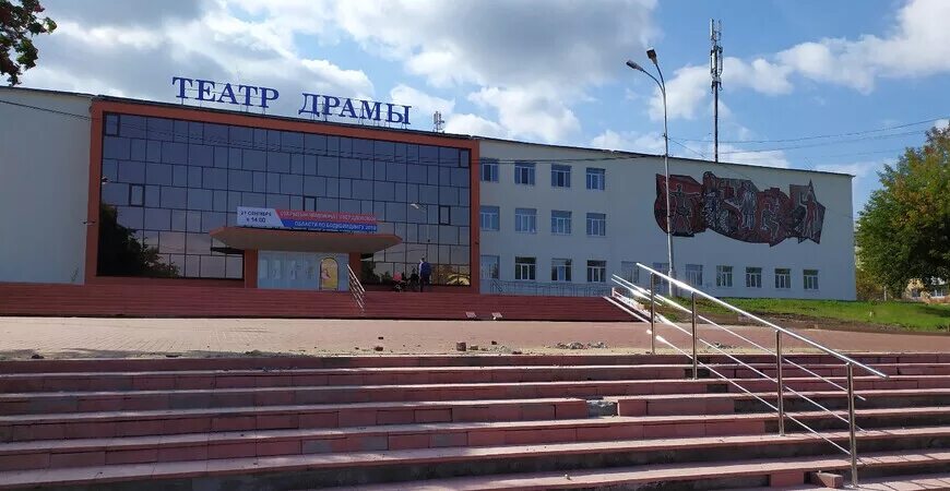 Уральский завод проходная. Каменск-уральский площадь. Театр драмы каменск-уральский зал. Стихи о каменске-уральском. Номер города каменск уральский.