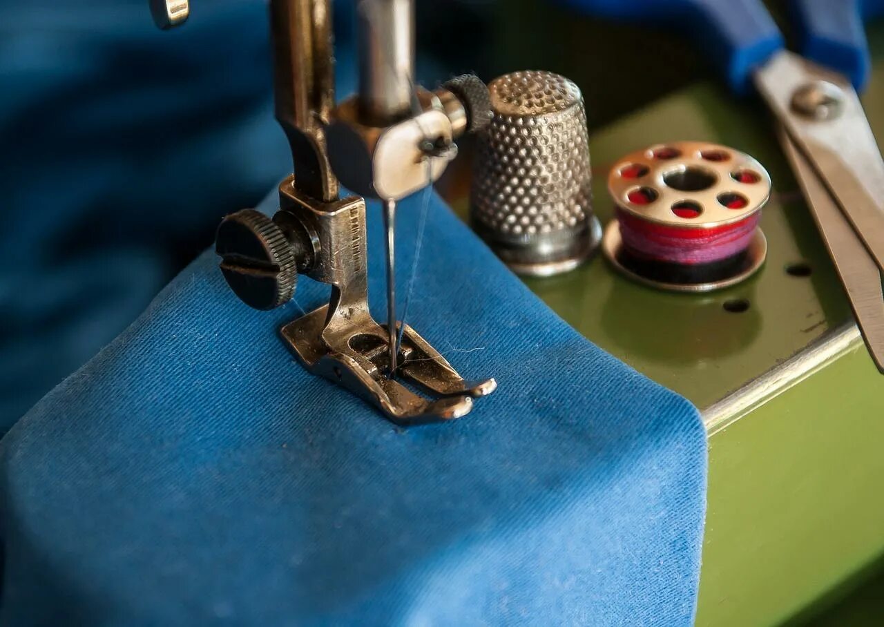 Швейная машинка для молнии. Наперсток Фаберже " швейная машинка". Пошив на швейной машинке. Швейная машинка шьет. Швейная машинка с тканью.