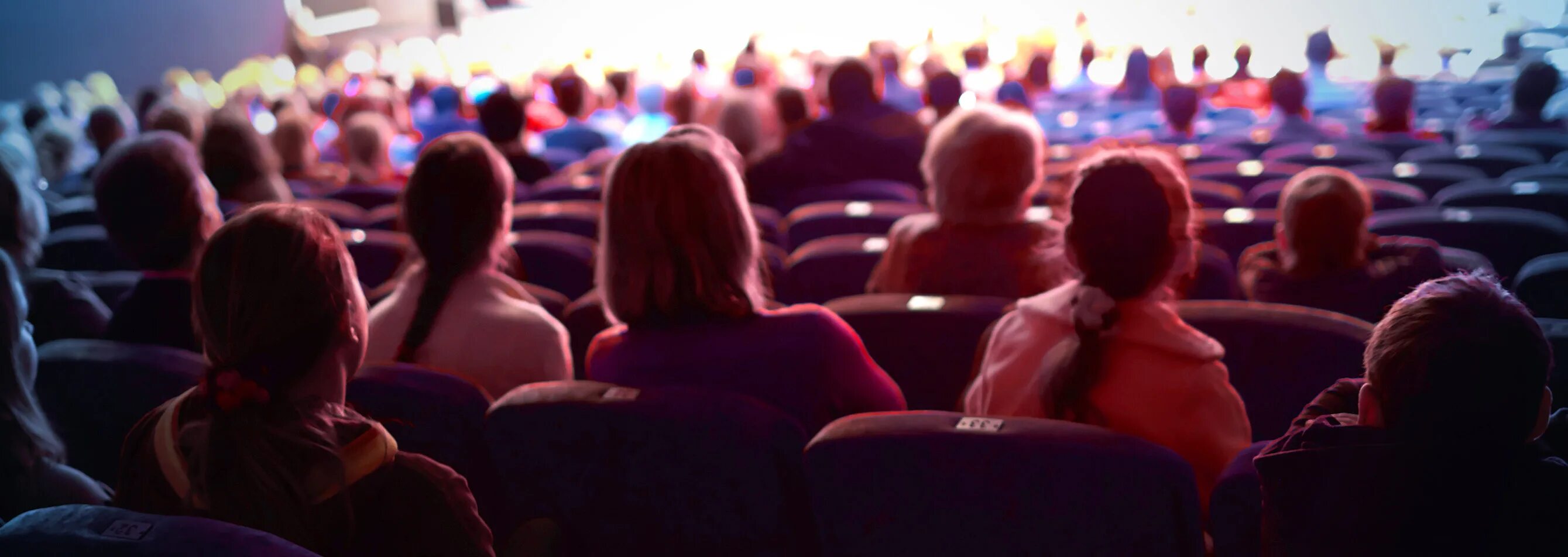 впечатление на зрителей. зрители в театре аплодируют. участники мюзикла и зрители. зрители в театре. зрители в зале.