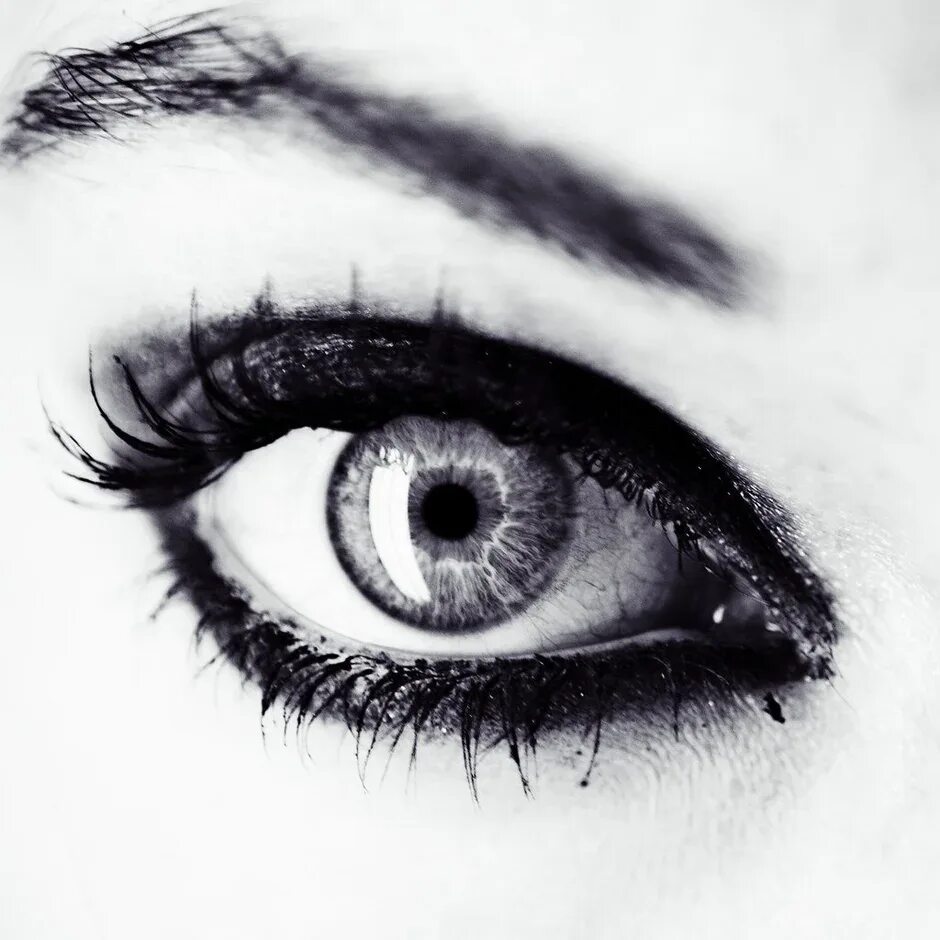 Черно белый рисунок глаза. Женские глаза. Глаз черно белый. Красивый глаз черно белый. Глаз черно былей.