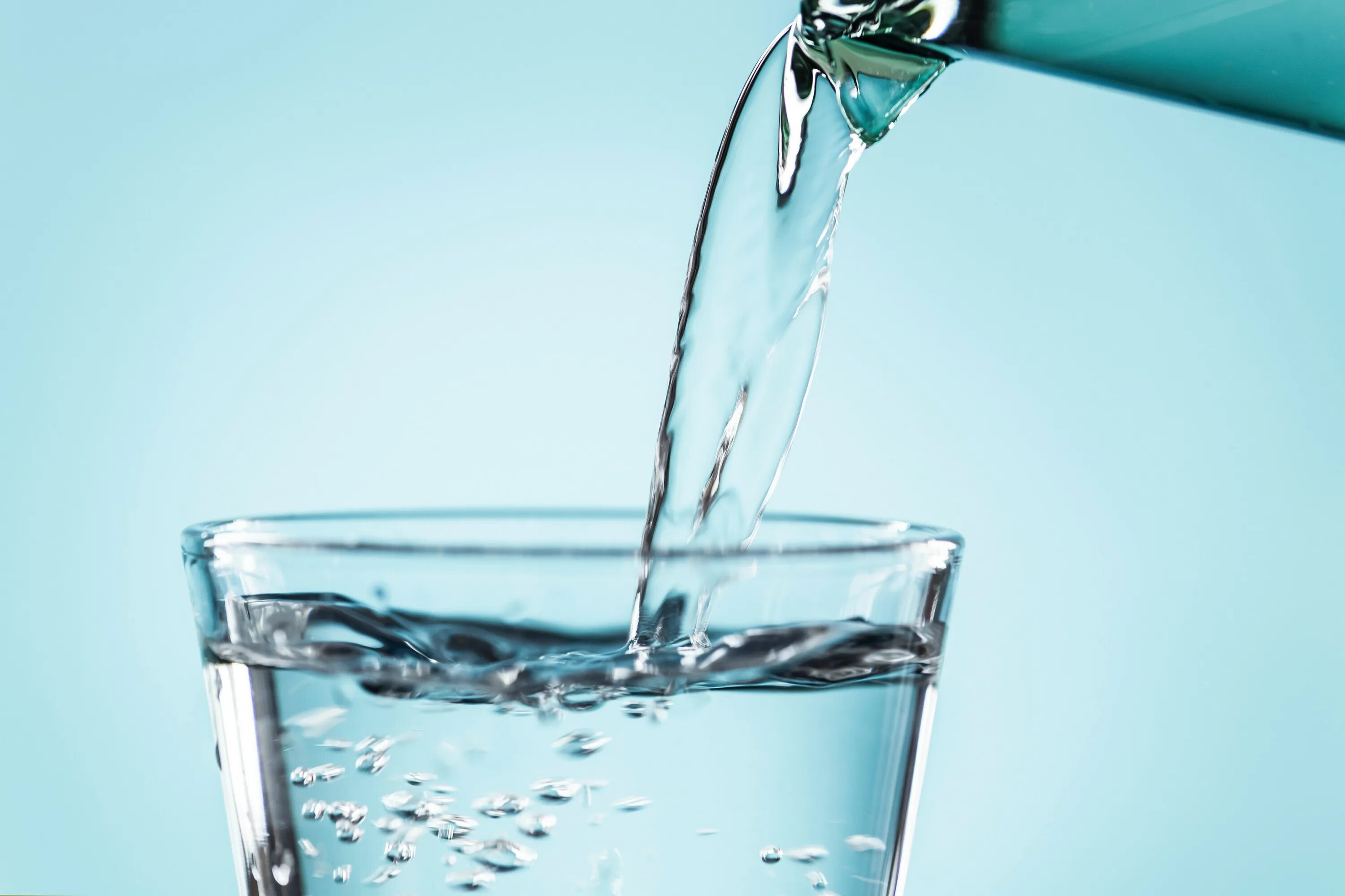 Чистая вода. Питьевая вода. Стакан воды. Минеральная вода в стакане. Питьевая вода это продукт экономики или природы