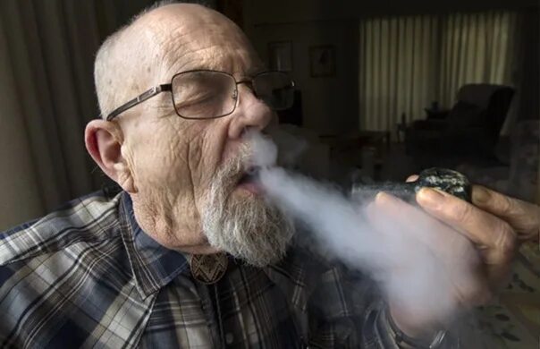 Случайно пролил самогон на прах деда. Дедушка курит. Дед вейп. Курящий дед. Дед курильщик.