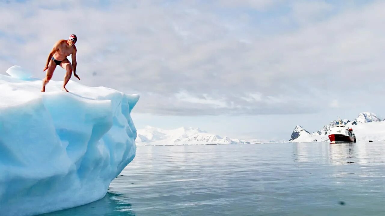 Купание в океане. Купание в ледяной воде. Ледяная вода. Человек плывет в море. Купание в ледовитом океане.