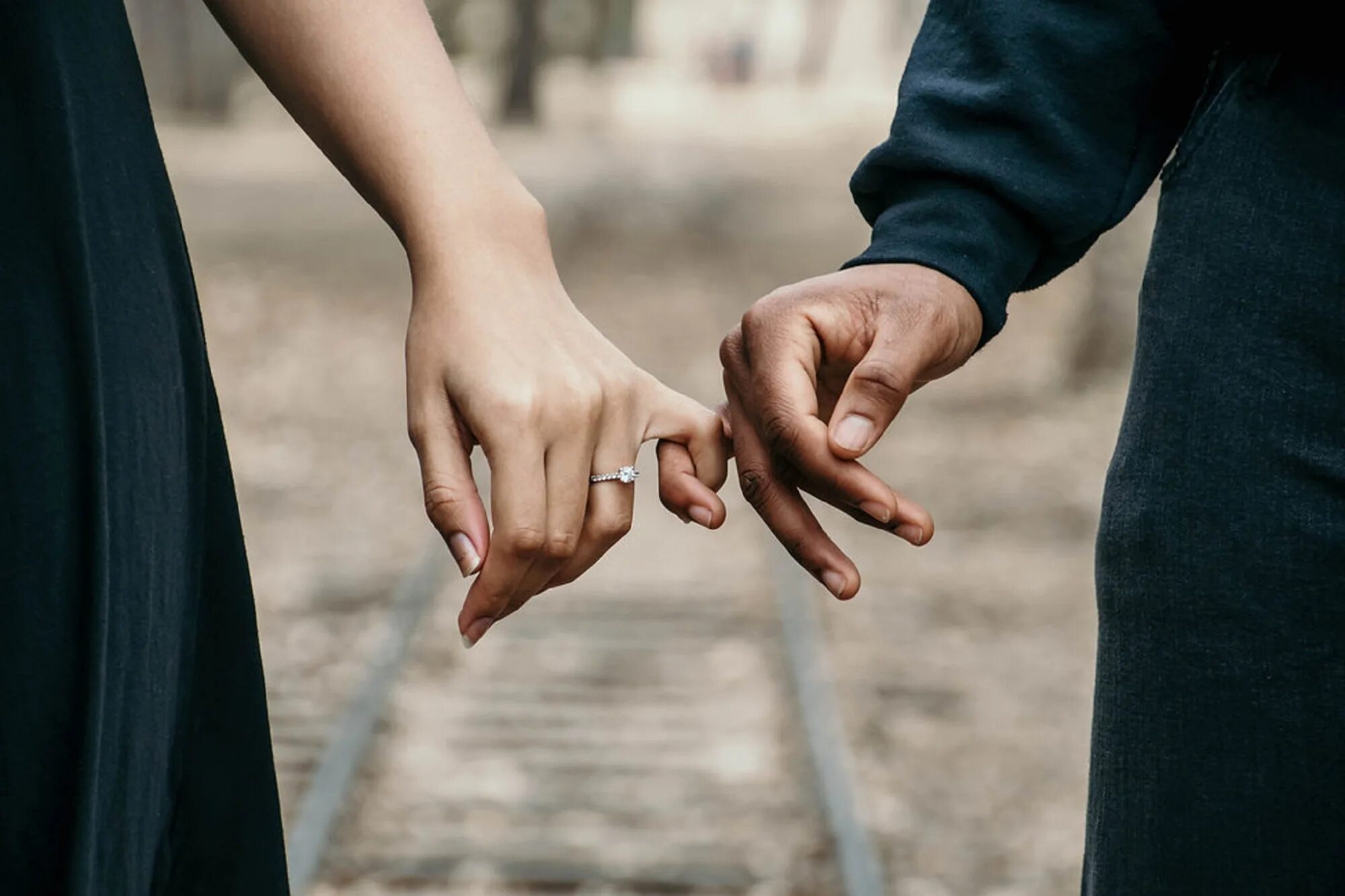 Держатся за руки. Примирение влюбленных. Люди мирятся. Мужчина и женщина держатся за руки.