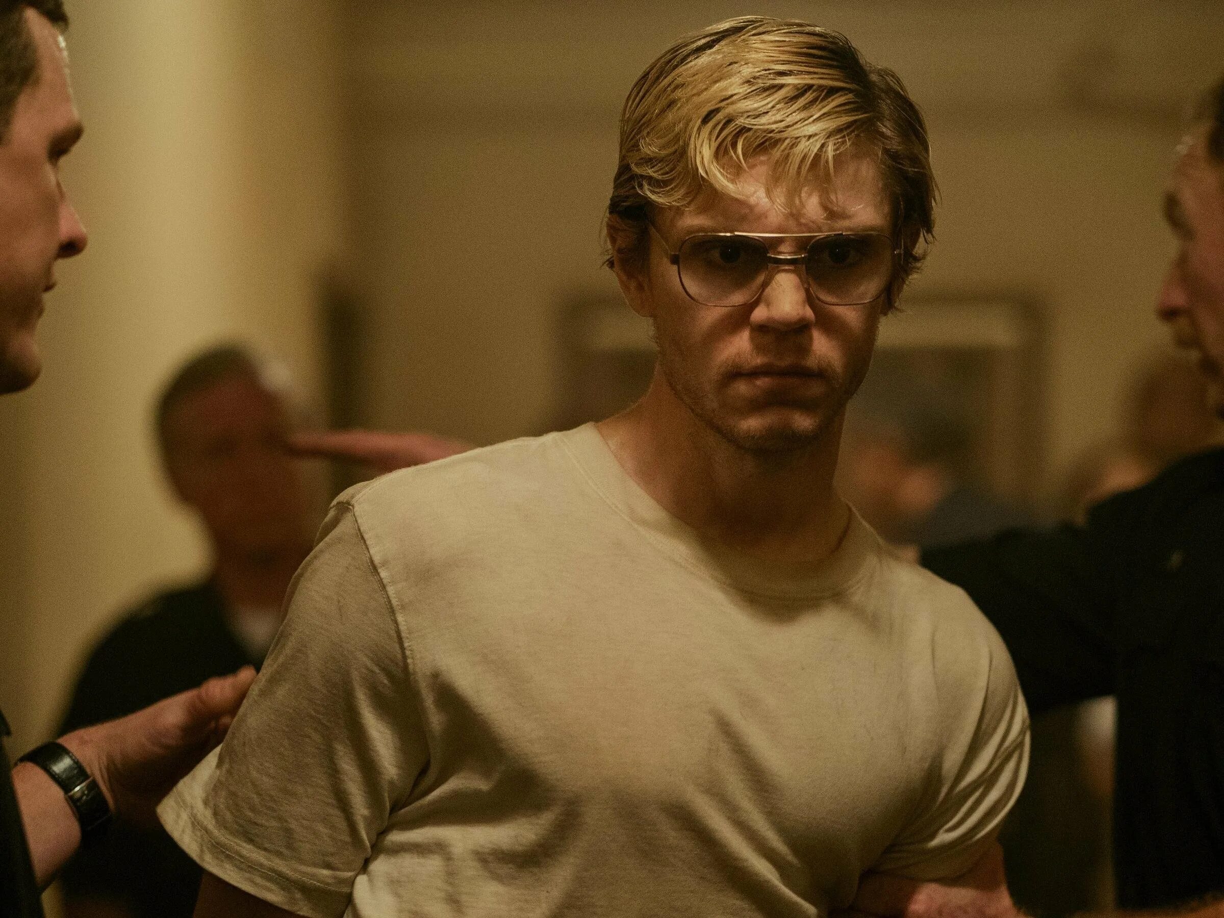 Маньяк дамер нетфликс. Джеффри дамер сериал нетфликс. джеффри дамер сериал 2025. монстр джеффри дамера. даммер эван питерс дамер джеффри.