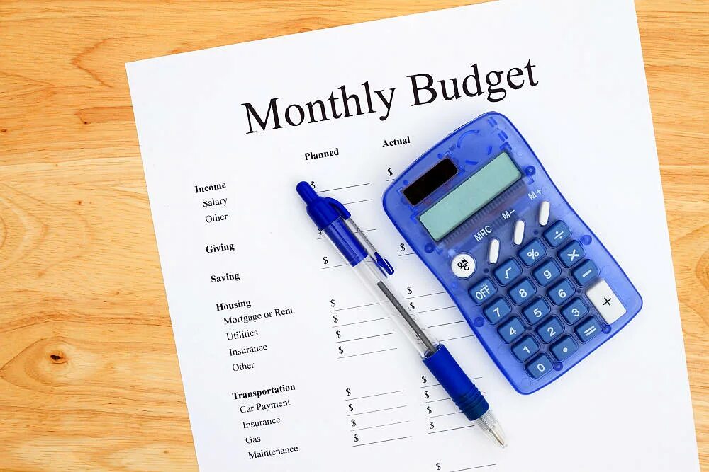 Creating budget. Monthly budget. your monthly budget. a personal budget картинки. калькулятор на столе.