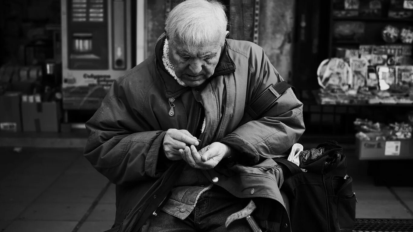 Обездоленный ребенок. Бродяжничество. Обездоленный чересчур. Ливийцы внешность. Бедный старик.
