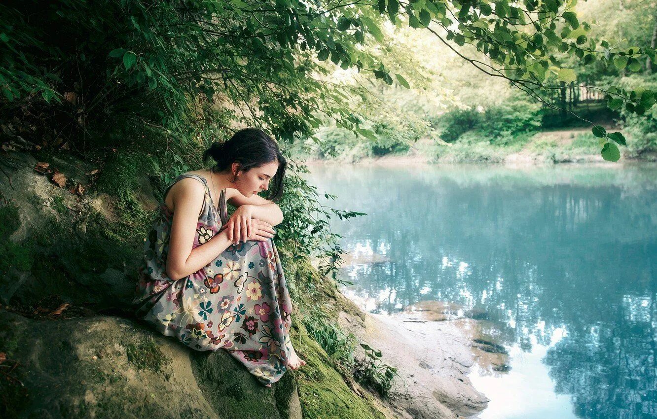 Фотосессия девушки на природе. Человек около реки. Фотосессия в водоеме. Девушка на мостике у реки. Девушка у реки.