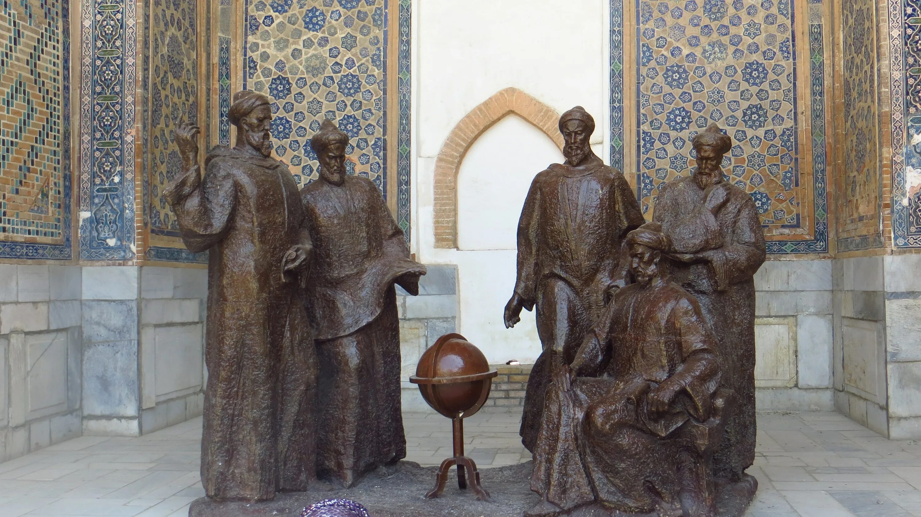 Улугбек правитель самарканда. Раҳматуллаев аюбхон. Улугбек ва. Узбекский актер улугбек кадыров. Памятник мирзо улугбеку в самарканде.