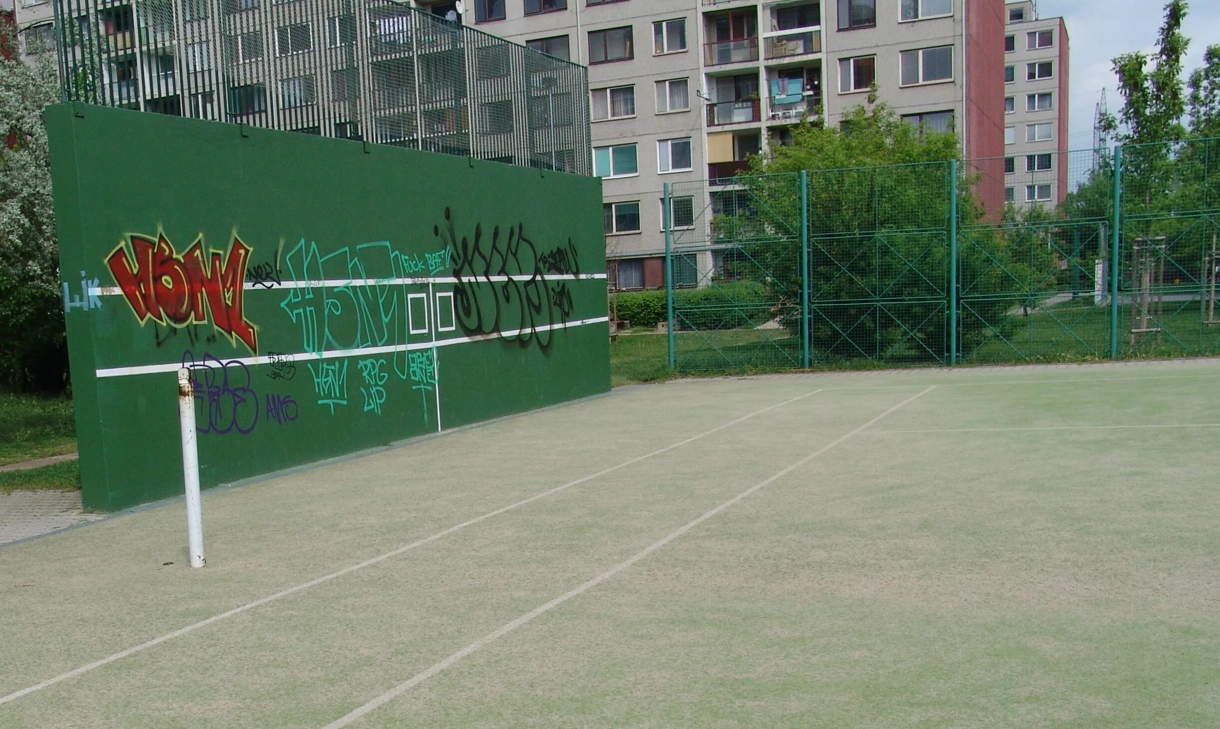 Теннисная стенка-сетка Tennis. Тренировочная стенка для большого тенниса. Стена на теннисном корте. Теннисный корт со стенкой.