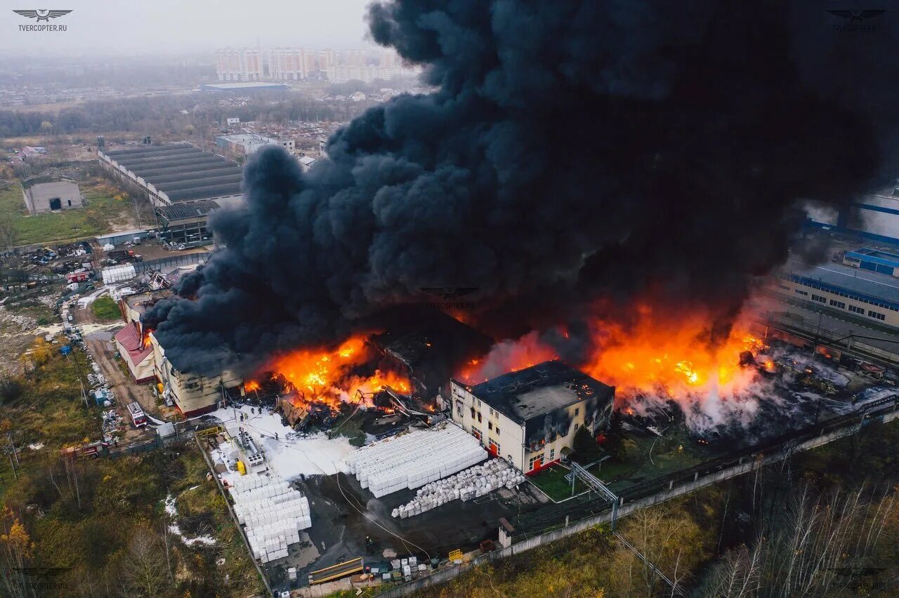 Горивать. Пожар в Твери на Московском шоссе. Пожар в Твери сейчас в Заволжском районе. Пожар в Твери сейчас. Пожар на предприятии.