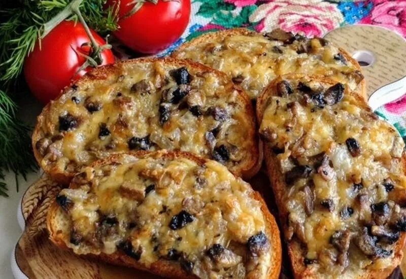 Бутерброды с фаршем в духовке. Горячие бутерброды с грибами и сыром и помидорами. Бутерброды с сырыми шампиньонами. Бутерброды с шампиньонами и сыром. Бутерброды с шампиньонами и сыром.