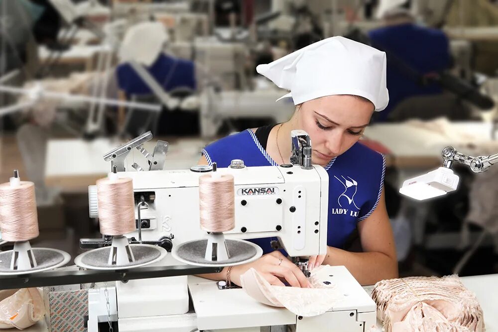 Фабрики пошива женской одежды. Швея. Швейный цех. Швейная промышленность. Цех по пошиву одежды.